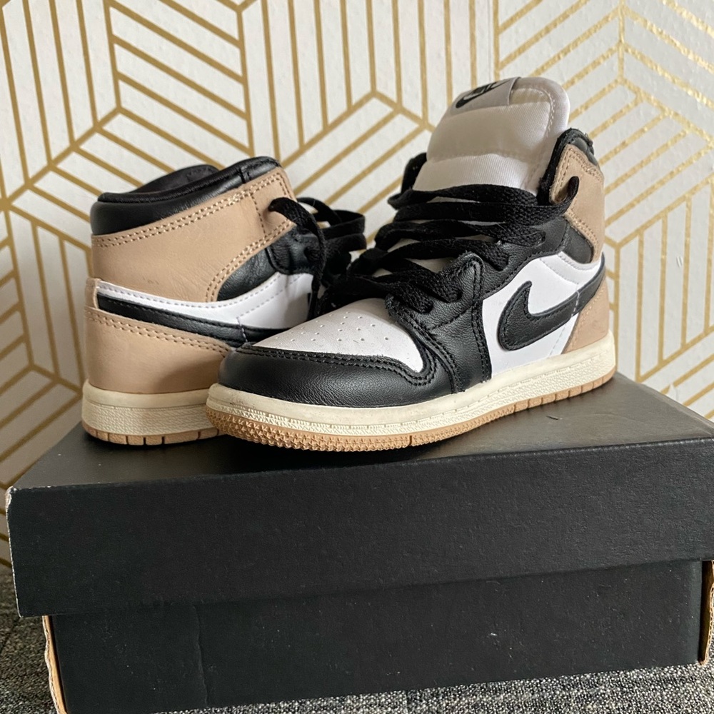 Nike Black and Tan Sneakers Classic Design